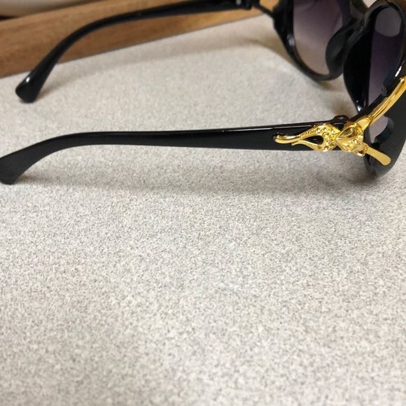 UV protected fox accent black sunglasses - Picture 4 of 6